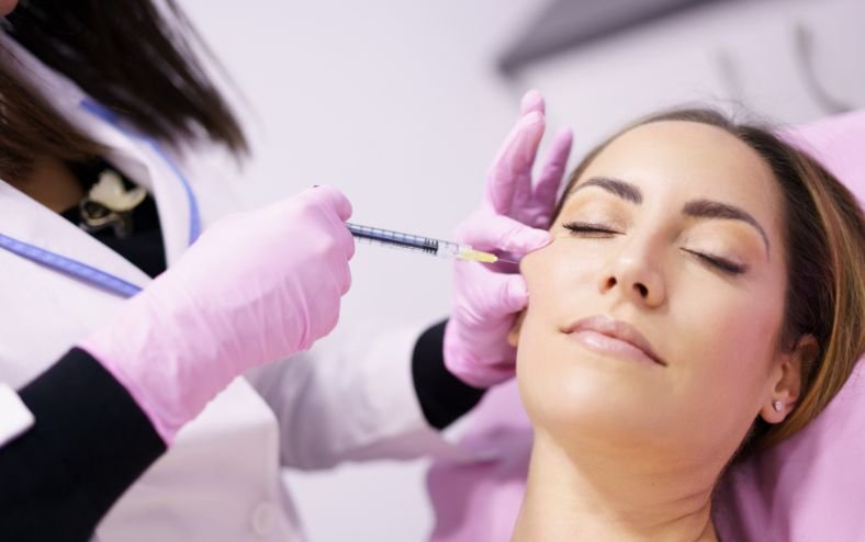 Căng da mặt bằng chỉ collagen